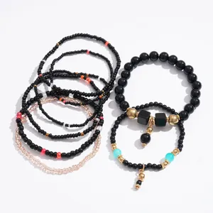Elegante 8-delige zwarte kralenarmbandenset met gothic glaskralen en gouden accenten