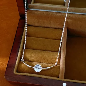 Collier élégant argenté avec barre incurvée et pierre de zircone ronde étincelante.
