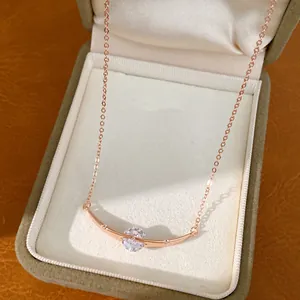 Minimalistische Halskette aus Roségold mit geschwungenem Anhänger und Zirkonia-Stein