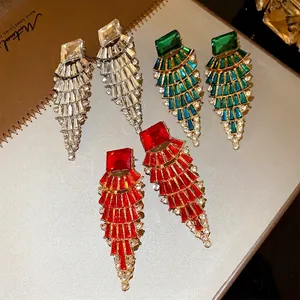 Grote geometrische waaiervormige kristallen statement oorbellen in zilver, groen en rood.
