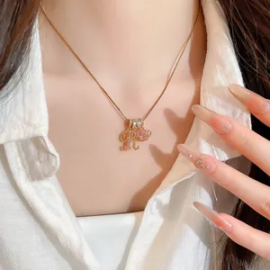 Vue détaillée du collier plaqué or 18 carats avec lettre R en zircon et cœur rose.