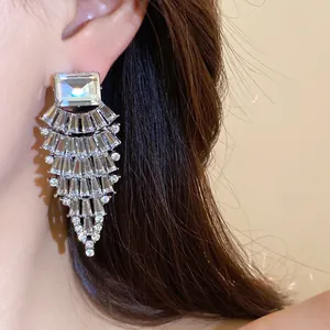 Vue détaillée de boucles d'oreilles lustre avec strass carrés et en forme d'éventail