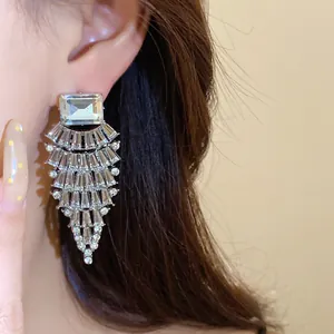 Vue détaillée de boucles d'oreilles en éventail avec strass étincelants