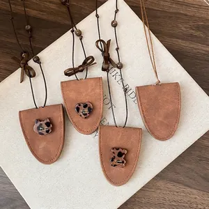 Collier porte-lunettes triangulaire marron de qualité avec breloques cœur et ours léopard.