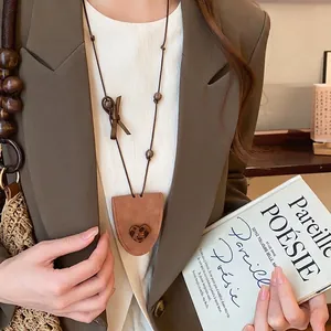Collier pince à lunettes en similicuir marron de style coréen avec pendentif cœur léopard