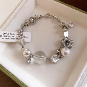 Détail en gros plan d'un élégant bracelet en argent avec perles et zircons en boîte