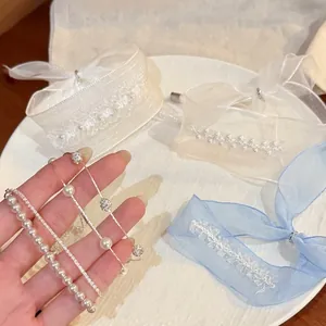 Elegantes koreanisches Perlen- und Kristallarmband-Set mit Organzaband-Details für Damen.