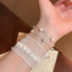 Eleganter koreanischer Perl- und Kristallperlen-Armband mit zarter weißer Spitzenmanschette