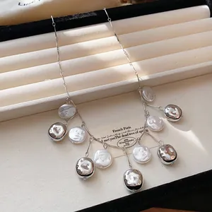 Detailaufnahme der eleganten Fransenhalskette mit Barockperlen und silbernen Metallperlen.