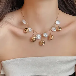 Detailansicht einer eleganten Fransen-Perlenkette mit goldenen Anhängern am Model