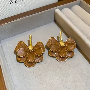 Makro-Detail von französischen Vintage Emaille-Blumenohrsteckern in einer Box