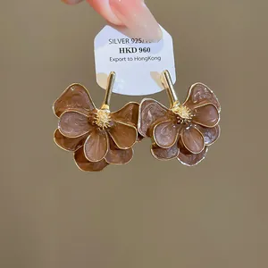 Detailansicht der braunen Emaille-Blumenohrringe im Vintage-Stil mit goldfarbenen Akzenten