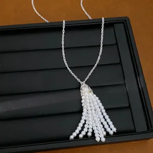 Elegante weiße Perlen-Quasten-Halskette mit silberner Kappe auf schwarzem Schmucktablett