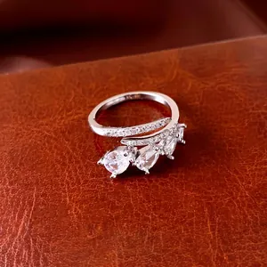Elegante zilverkleurige verstelbare ring met drie peervormige zirkonia's op leer