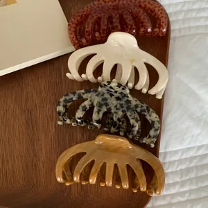 Large Acrylic Leopard Print Hair Claw Clip Elegant Smudge Shark Clip Non-Slip Hair Catch For Women Fashion Hair Accessories