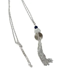 Elegante silberne Quastenkette mit bunten Perlen für einen koreanischen Pullover-Look.