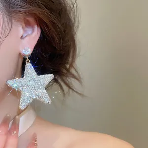 Vue détaillée en gros plan de boucles d'oreilles étoiles avec des strass étincelants