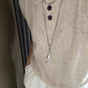 Detailansicht einer Halskette im koreanischen Stil mit Perlenanhänger und Quasten.