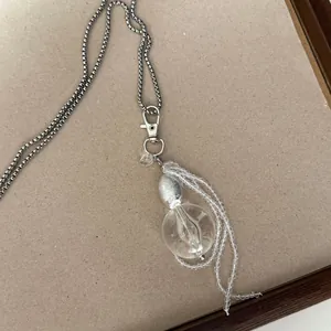 Nahaufnahme einer minimalistischen Halskette mit Quastenanhänger im koreanischen Stil.