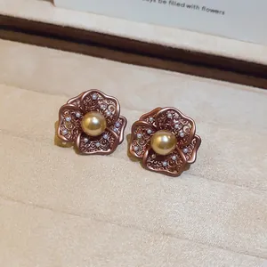 Elegante retro bloemen oorknopjes met gouden parel en zeer fijn filigraan design