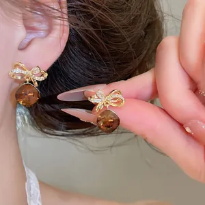 Detailopname van vintage strikoorbellen met bruine kristallen.
