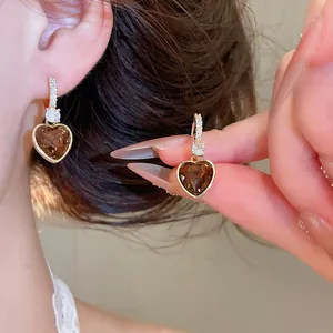 Detailweergave van Maillard-stijl hartvormige hangoorbellen met fonkelende zirkonia's