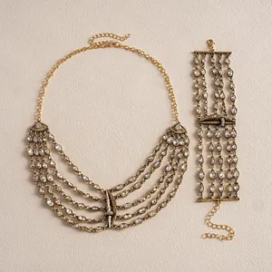 Set aus vintage goldener mehrlagiger Halskette und Armband mit Kristall-Lippen