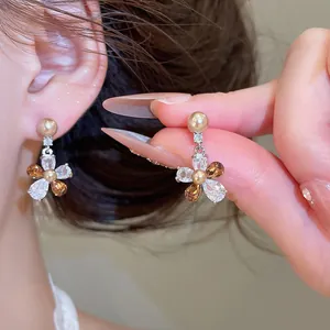 Gedetailleerd macrozicht van elegante bloemenoorbellen met bruine zirkonia en parels