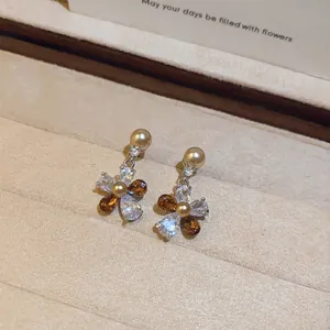 Detail van de Maillard vintage bloemenoorbellen met zirkonia en gouden kralen