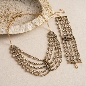 Detailansicht von mehrlagigem Gold-Halsketten- und Armband-Set mit Strass-Lippen