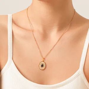 Detail van een vintage gouden ketting met obsidiaan en hanger van abalone schelpmateriaal