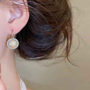Vintage parel en zirkoon oorbel gedragen op een model voor een elegante zakelijke stijl