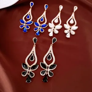 Detailansicht eleganter Hängeohrringe mit blauen, weißen und schwarzen Kristallen