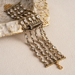 Nahaufnahme einer goldenen mehrlagigen Halskette mit diamantbesetztem Lippenmotiv