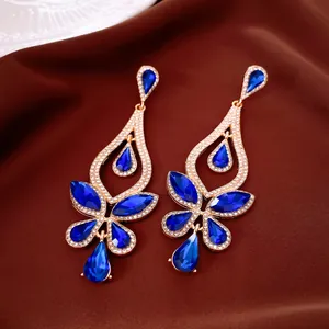 Elegante goldfarbene Hängeohrringe mit blauen Tropfen- und Schmetterlingskristallen