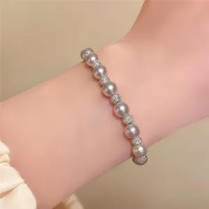 Detaillierte Nahaufnahme eines eleganten französischen Perlenarmbands an einem Handgelenk