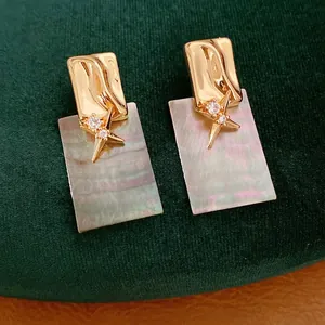 Boucles d'oreilles étoile dorées 18 carats avec pendentifs carrés irisés élégants