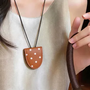 Stilvolle Halskette mit Brillenclip aus braunem Leder mit Punkten, koreanische Mode