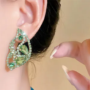 Detailansicht luxuriöser grüner Kristall-Ohrringe mit S925-Silbernadel.