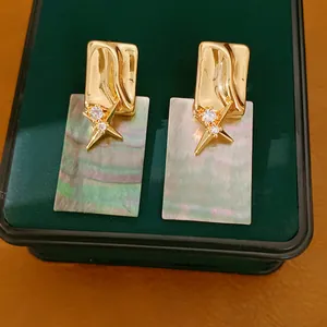 Nahaufnahme französischer Vintage-Ohrringe mit 18 Karat Vergoldung und Zirkonstern