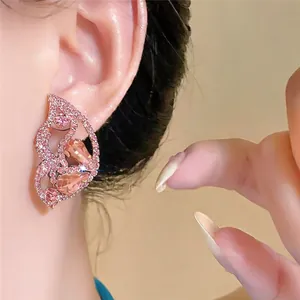 Elegante Schmetterlings-Ohrstecker mit rosa Wassertropfen-Kristallen und feinen Strasssteinen