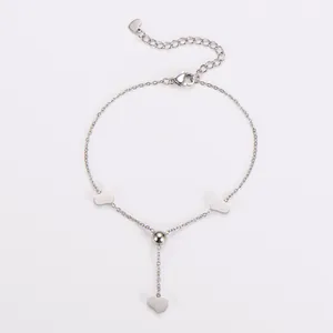 Zilverkleurige roestvrijstalen armband met delicate hartvormige bedeltjes en kwastjesdetail.