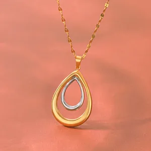 Nahaufnahme der zweifarbigen hohlen Tropfen-Halskette in Gold und Silber-Optik