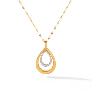 Detailansicht einer Edelstahlkette mit einem hohl geformten Tropfenanhänger in Gold und Silber