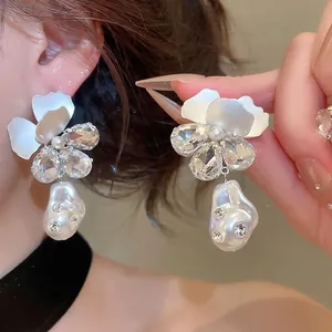 Franse Vintage Bloem Kunstparel Druppeloorbellen Lichte Luxe Ingelegde Strass Zware Ambachtelijke Stalen Oorsteker Sieraden Voor Vrouwen