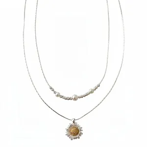 Collana a doppio strato in argento con perle e pendente a forma di margherita scintillante