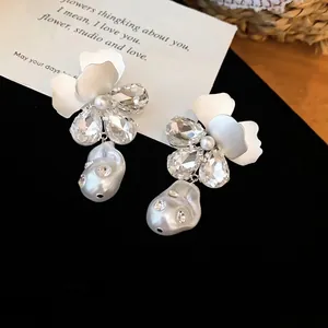 Elegante Franse stijl bloemen parel oorbellen met schitterende kristallen druppels
