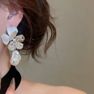 Franse bloemen-pareloorbellen met fonkelende kristallen voor een luxe uitstraling
