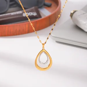 Detailansicht eines zweifarbigen Wassertropfen-Anhängers an einer Edelstahlkette in Gold/Silber