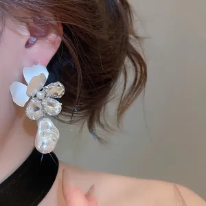 Detailansicht eleganter Ohrring im französischen Stil mit Blumen, Kristallen und Perle